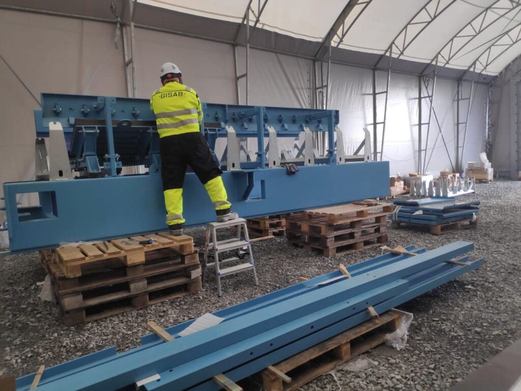 Installation of metal structures and welding